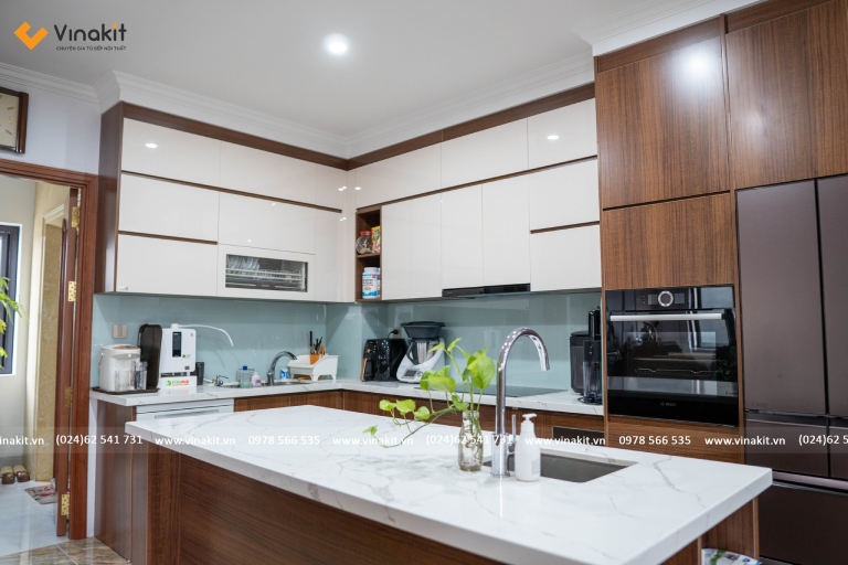 Tủ bếp inox cánh gỗ công nghiệp