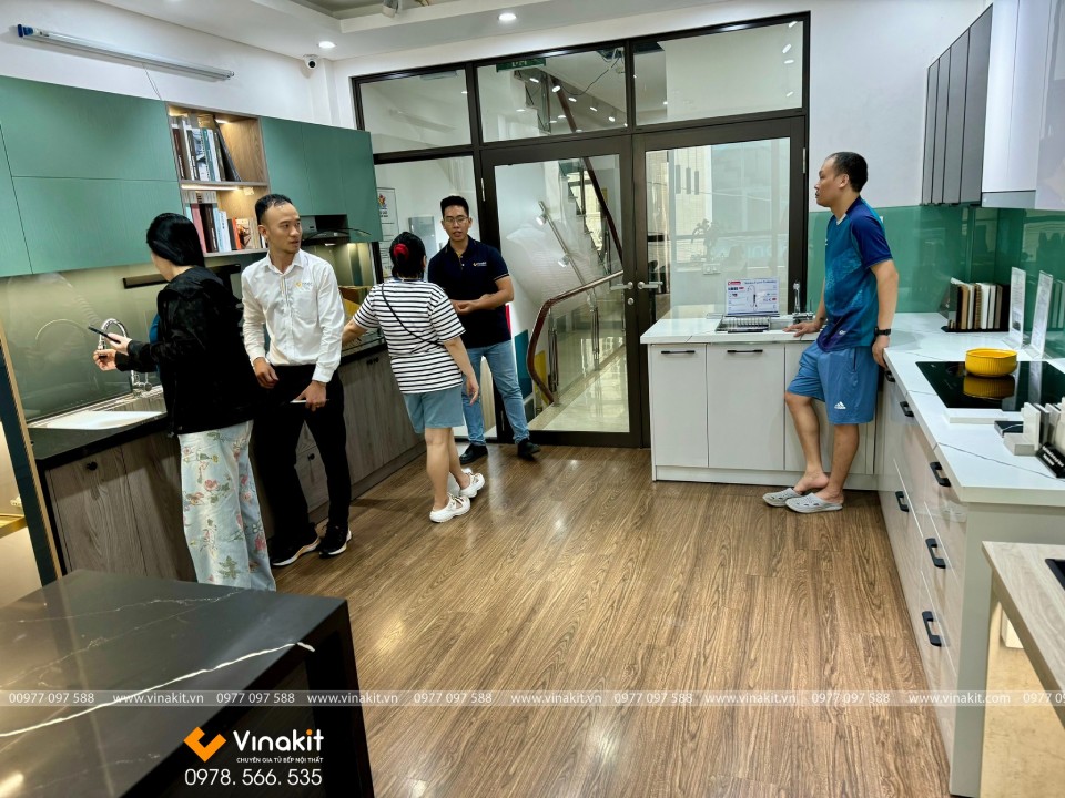 khách hàng đến trải nghiệm sản phẩm thực tế